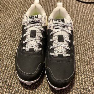 Under armor cleats!! Brand new 🖤🤍